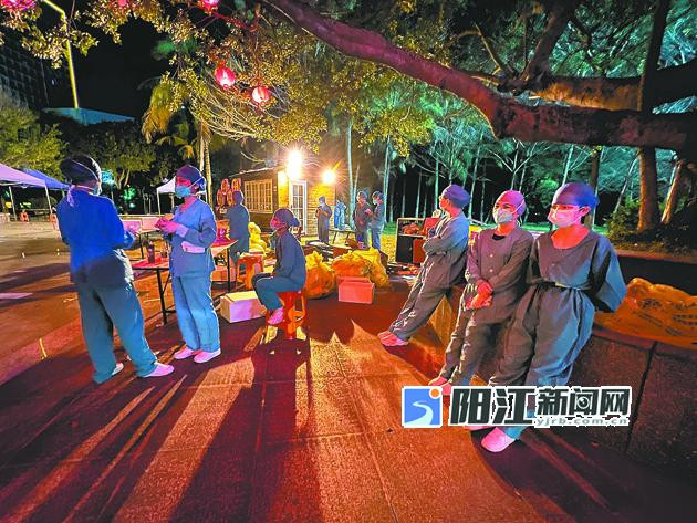 心疼！連續(xù)10個(gè)小時(shí)奮戰(zhàn)在防疫一線.jpg